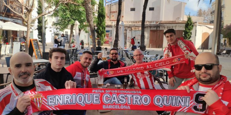Imagen de los aficionados asturianos desplazados a Ibiza. Foto de redes de la Peña Sportinguista Enrique Castro Quini BCN