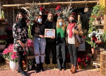 Entrega de la placa a Atelier de Kentia