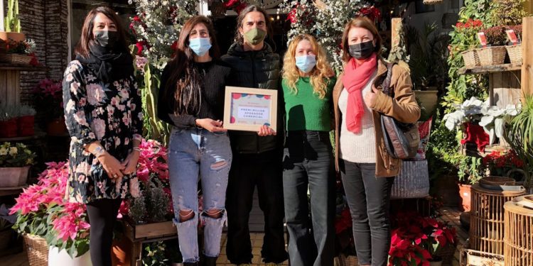 Entrega de la placa a Atelier de Kentia