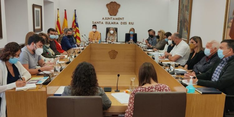 Imatge d'arxiu d'un ple municipal a Santa Eulària.