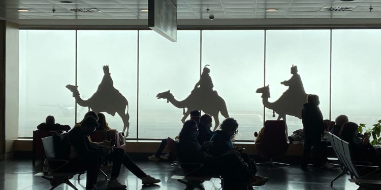 Pasajeros en el aeropuerto de Ibiza el 30 de diciembre de 2021 cuando hubo problemas por la niebla. Foto M. R-F