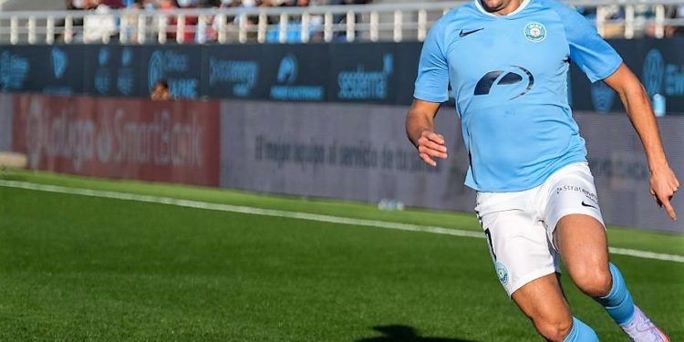 Juagada por banda en Can Mises. Foto: LaLiga SmartBank