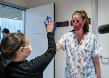 Una niña, tras ser vacunada en Sant Antoni. Imagen de Sergio G. Cañizares (EFE)