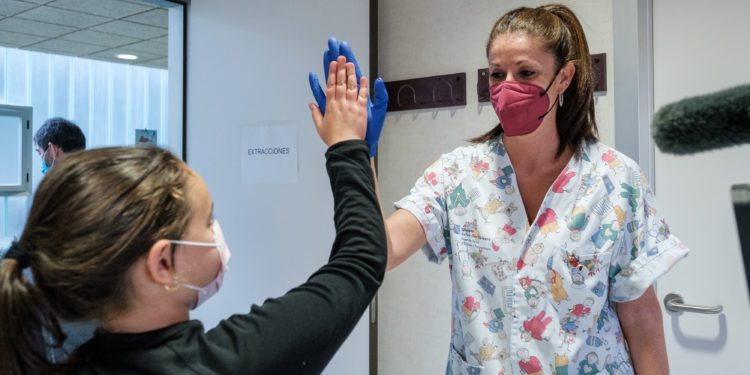 Una niña, tras ser vacunada en Sant Antoni. Imagen de Sergio G. Cañizares (EFE)