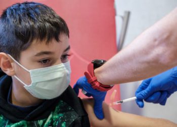 Imagen de un niño siendo vacunado en el Centro de Salud de Sant Antoni. Sergio G. Cañizares (EFE).