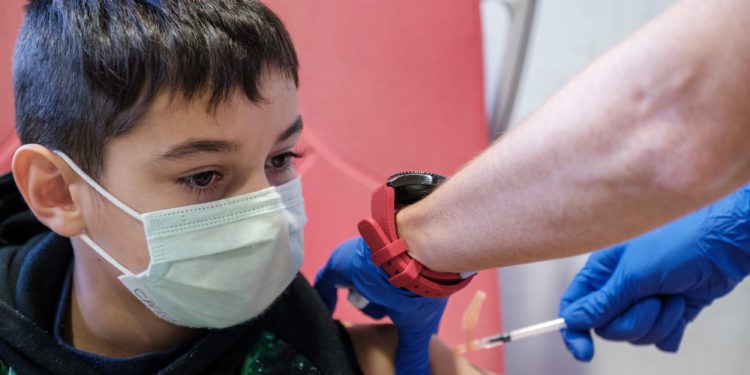 Imagen de un niño siendo vacunado en el Centro de Salud de Sant Antoni. Sergio G. Cañizares (EFE).