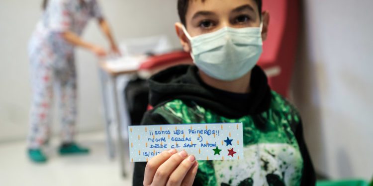 Imagen de archivo de un niño tras ser vacunado en Sant Antoni. Sergio G. Cañizares (EFE).