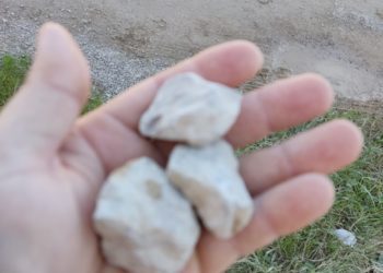 Piedras recogidas por usuarios de estas instalaciones en la pista, el pasado domingo 5 de diciembre.
