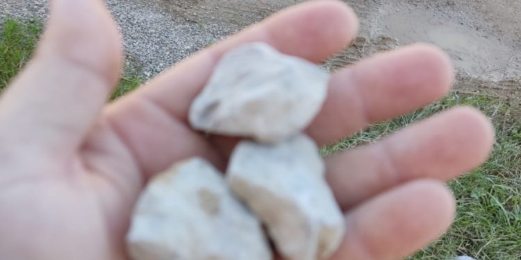 Piedras recogidas por usuarios de estas instalaciones en la pista, el pasado domingo 5 de diciembre.