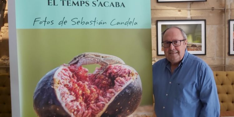 Sebastián Candela junto al cartel de la exposición en Ebusus 'Sargantanes. El temps s'acaba'.