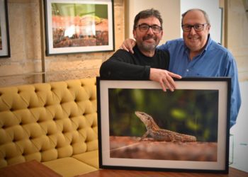 Rafa Domínguez, del estudio Raymar y Sebastián Candela posan durante el montaje de la exposición. Domínguez le ha ayudado a hacer la selección y la edición.