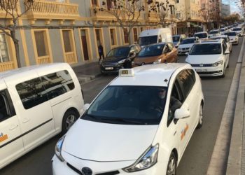 Caravana de taxis pasando por la avenida de España de Ibiza ciudad esta mañana de miércoles. Foto Noudiari