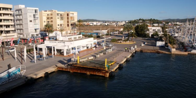 Vista área de la cafetería de la estación del puerto de Ibiza donde se venden y atracan las barcas de Formentera.