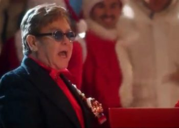 El bailarín ibicenco, al fondo, sonriente, en un momento del vídeo