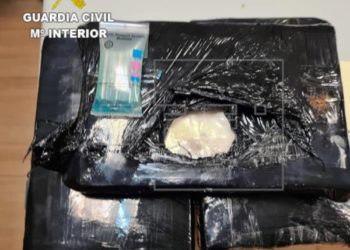 Los paquetes de droga hallados, en una imagen de la Guardia Civil