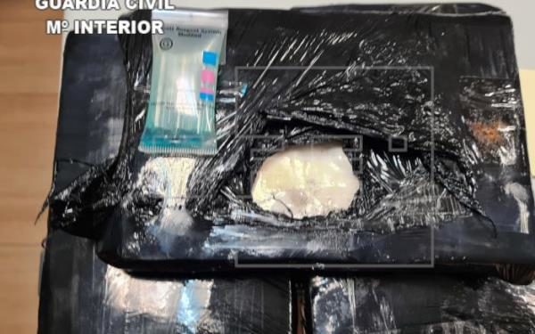 Los paquetes de droga hallados, en una imagen de la Guardia Civil