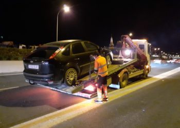 Imagen de la retirada del vehículo.