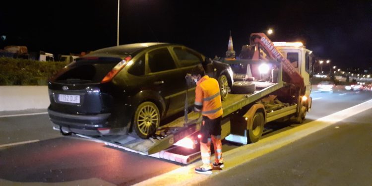 Imagen de la retirada del vehículo.