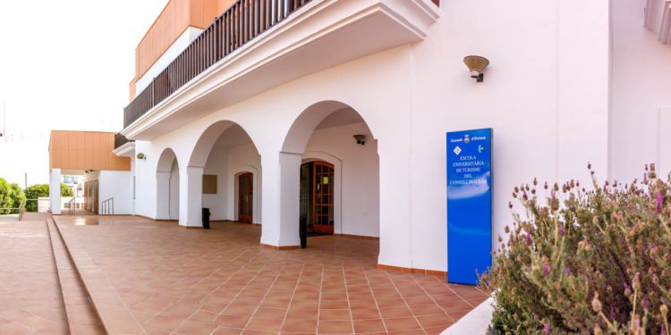 Imagen de archivo de la Escuela de Turismo en Ibiza.
