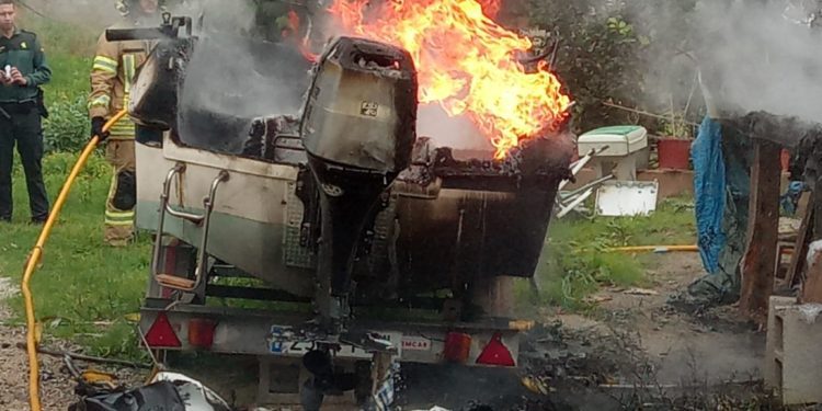 Imagen de una de las embarcaciones afectadas por el incendio.
