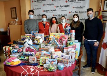 Imatge dels joves del PSOE eivissenc amb les responsables de Creu Roja.