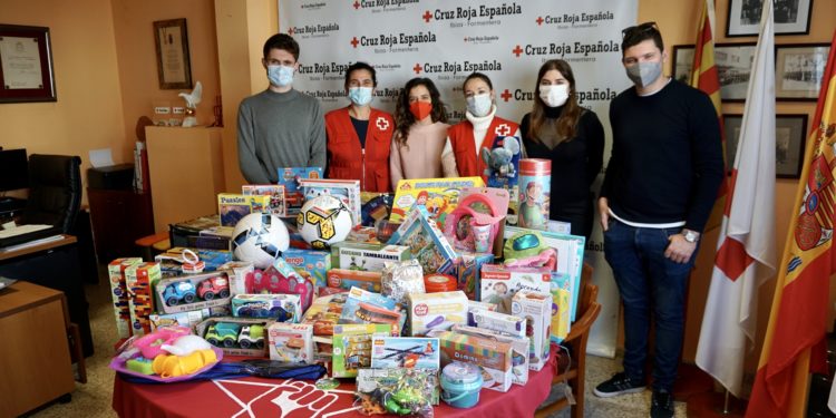 Imatge dels joves del PSOE eivissenc amb les responsables de Creu Roja.