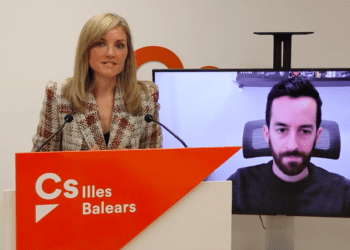Imagen de archivo de Patricia Guasp, con Javier Torres en pantalla, vicepresidente 2º del Consell de Eivissa y coordinador de Cs
 en Ibiza y Formentera.