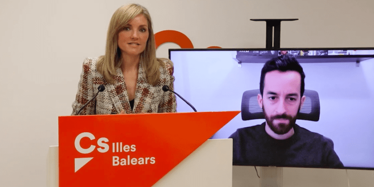 Imagen de archivo de Patricia Guasp, con Javier Torres en pantalla, vicepresidente 2º del Consell de Eivissa y coordinador de Cs
en Ibiza y Formentera.