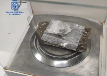 Hachís intervenido al hombre detenido, en una imagen facilitada por la Policía Nacional.