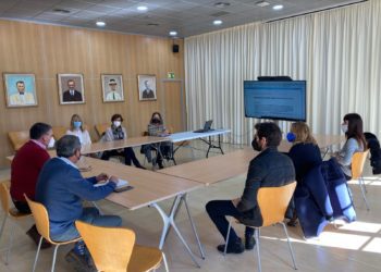 Imatge de la reunió d'aquest dimecres entre    l'Ajuntament i els farmacèutics josepins. Aj. Sant Josep.