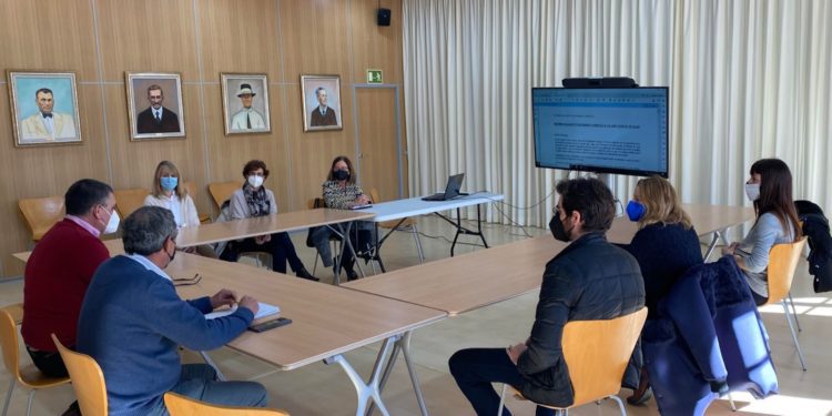 Imatge de la reunió d'aquest dimecres entre    l'Ajuntament i els farmacèutics josepins. Aj. Sant Josep.