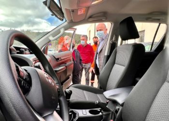 Vicent Marí i Antoni Marí observen el nou vehicle acompanyats del tinent de batle Andreu Roig i del conseller Vicente Roig. Consell Insular.