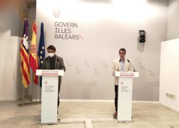 El portavoz del Govern, Iago Negueruela, y el conseller de Fondos Europeos en la rueda de prensa de hoy. CAIB.