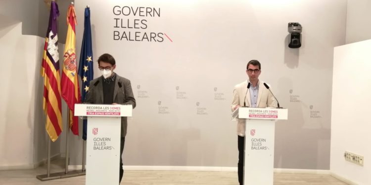El portavoz del Govern, Iago Negueruela, y el conseller de Fondos Europeos en la rueda de prensa de hoy. CAIB.