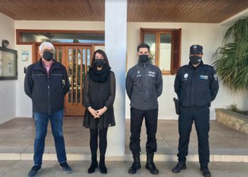 Imatge del nou agent covid, acompanyat de la presidenta del Consell, Ana Juan, el conseller d'Interior, Josep Marí, i el cap de Policia Local, Félix Ramos. Consell de Formentera.