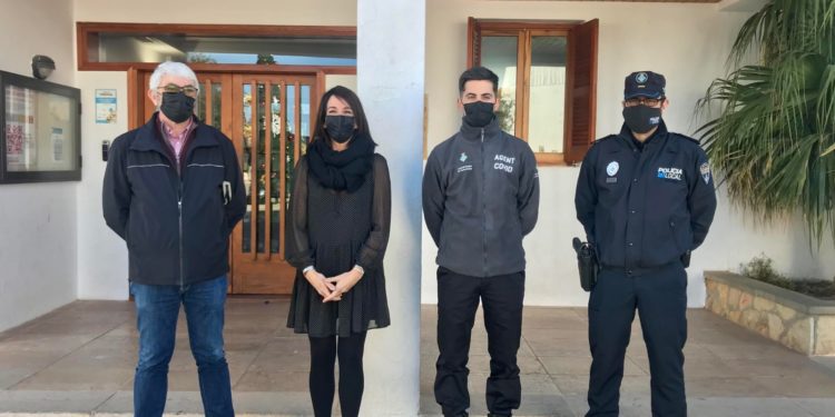 Imatge del nou agent covid, acompanyat de la presidenta del Consell, Ana Juan, el conseller d'Interior, Josep Marí, i el cap de Policia Local, Félix Ramos. Consell de Formentera.