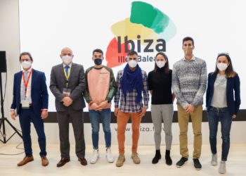 Marc Tur (el segundo por la derecha) este miércoles en Fitur, acompañado de otros deportistas y del presidente Vicent Marí, entre otros. Imagen cedida por Ibiza travel.