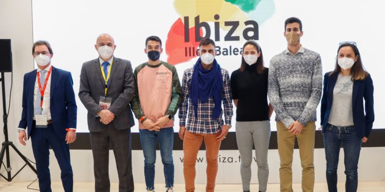 Marc Tur (el segundo por la derecha) este miércoles en Fitur, acompañado de otros deportistas y del presidente Vicent Marí, entre otros. Imagen cedida por Ibiza travel.