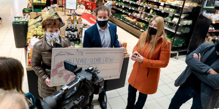 Imagen de la entrega del cheque donativo. Imam Comunicación.