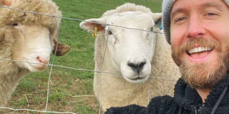 Imagen de Calvin Harris (difundida en su Instagram) junto a dos ovejas.