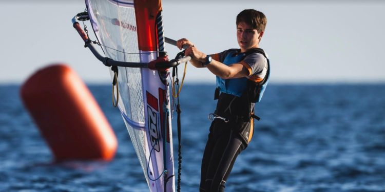 Fotografía de Héctor Pérez, que se ha alzado como campeón de la categoría sub 17. Imagen cedida por Club Nàutic Sant Antoni.