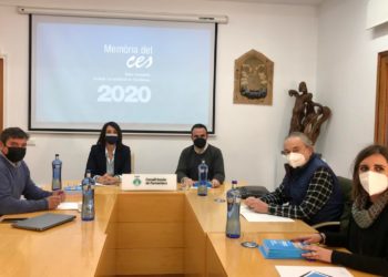 La presidenta del Consell de Formentera, Ana Juan, i el conseller insular d’Economia i Hisenda, Bartomeu Escandell, amb el president del Consell Econòmic i Social (CES), Rafel Ballester Salvà, el secretari del CES, Josep Valero, i la cap d’Estudis, Ana Garau. Consell Insular.