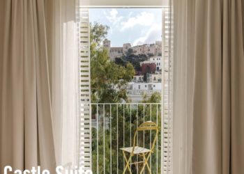 Imagen de la web de The Standard, con Dalt Vila al fondo vista desde una habitación.