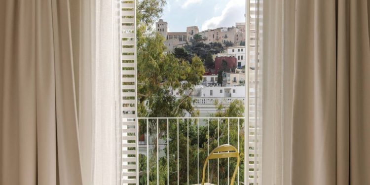 Imagen de la web de The Standard, con Dalt Vila al fondo vista desde una habitación.