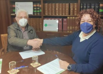 Firma del convenio entre Vicente Bufí, administrador de Vestalia, y Consuelo Antúnez, presidenta de la Asociación de Construcción de Pimeef. Imagen de Pimeef.
