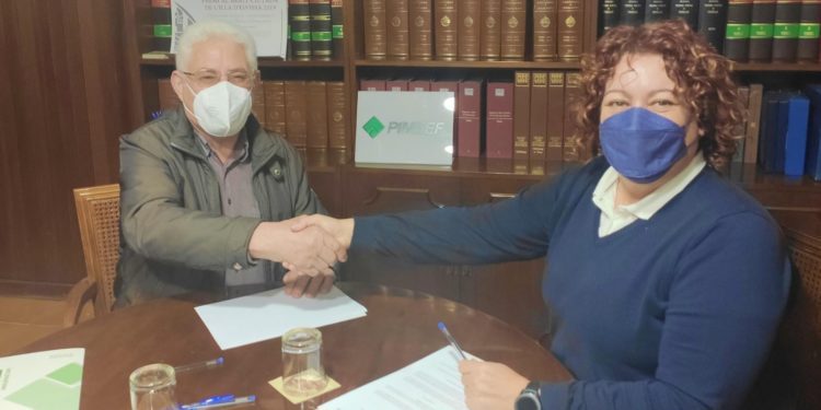 Firma del convenio entre Vicente Bufí, administrador de Vestalia, y Consuelo Antúnez, presidenta de la Asociación de Construcción de Pimeef. Imagen de Pimeef.