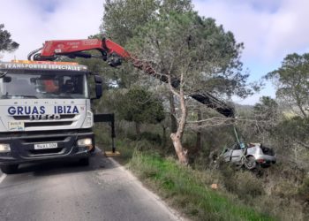Imagen de la recuperación del coche que conducía el joven de 24 años.