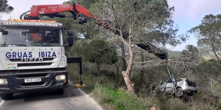 Imagen de la recuperación del coche que conducía el joven de 24 años.