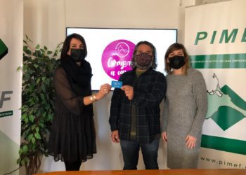 Imatge de l'afortunat amb la presidenta del Consell, Ana Juan (a l'esquerra), i la gerent de Pimef, Lidia Ávarez (a la dreta). Consell Insular.