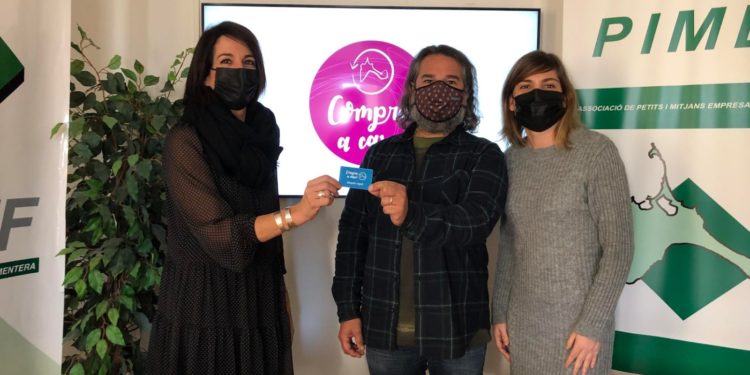 Imatge de l'afortunat amb la presidenta del Consell, Ana Juan (a l'esquerra), i la gerent de Pimef, Lidia Ávarez (a la dreta). Consell Insular.